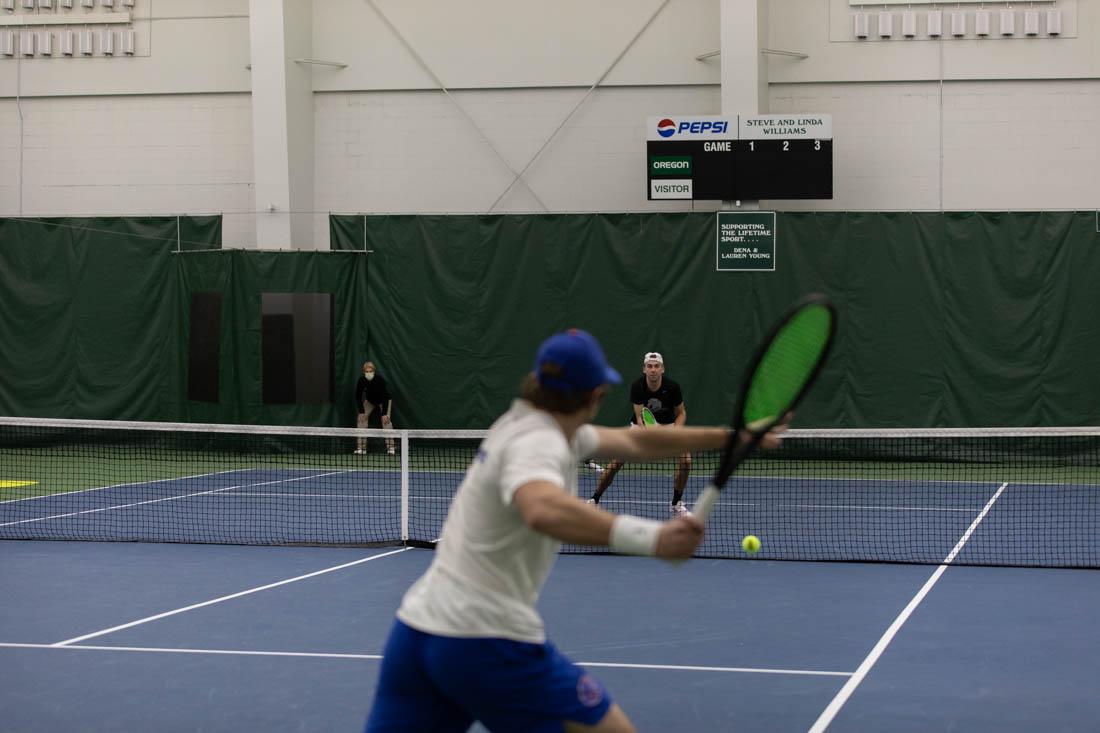 Ducks junior Joshua Carlton prepares to rebound a pass made by Boise State. Ducks Men's Tennis take on Boise State at the UO Sutdent Tennis Center on Jan. 15, 2022. (Maddie Stellingwerf/Emerald)