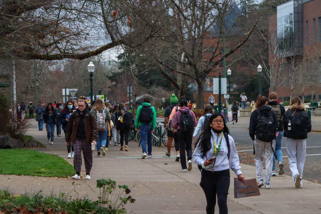 Students pass by one another while walking to and from their classes on campus. UO observes the many advantages and disadvantages of online learning after returning to in-person classes for the Fall 2021 term. (Mary Grosswendt/Emerald)