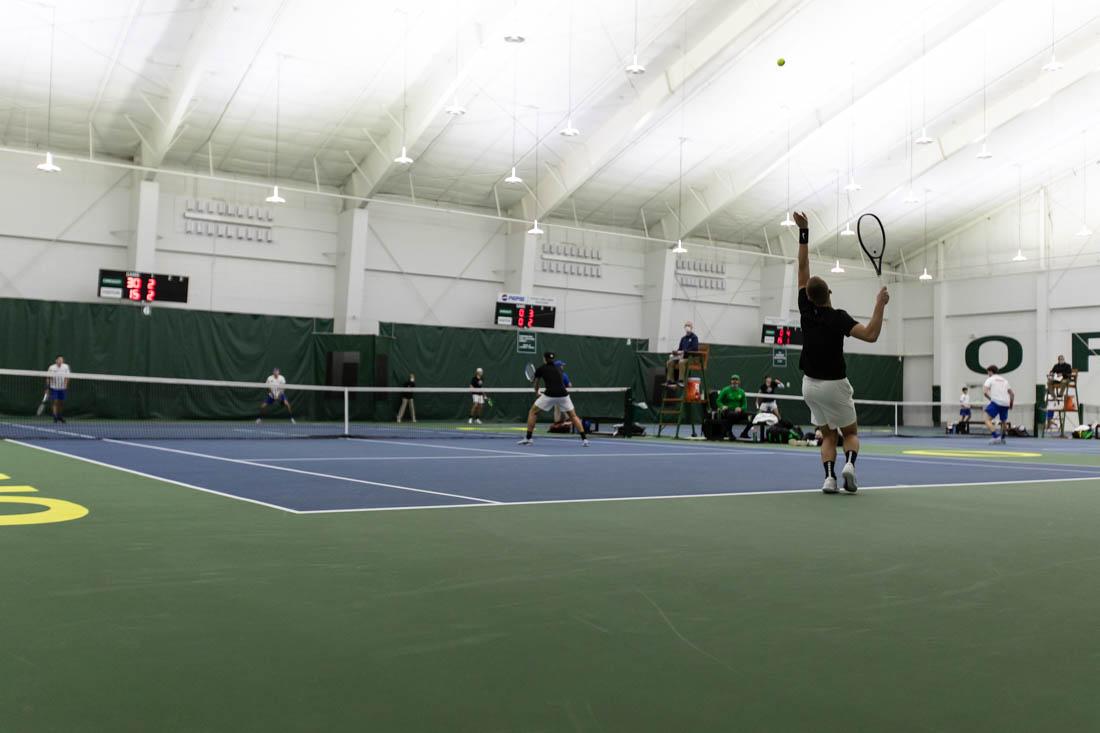 Ducks player prepares a serve to Boise State. Ducks Men's Tennis take on Boise State at the UO Sutdent Tennis Center on Jan. 15, 2022. (Maddie Stellingwerf/Emerald)