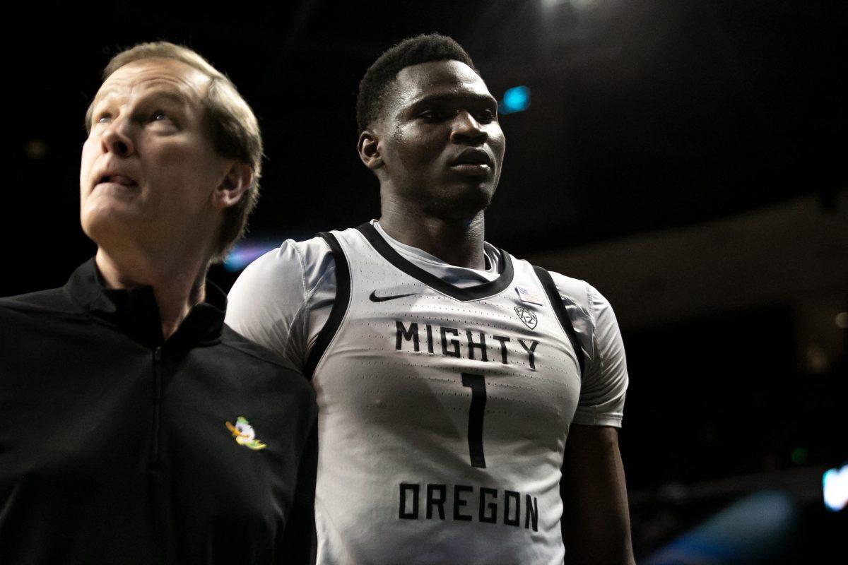 N&#8217;Faly Dante and Coach Altman head to the locker room at half. The Oregon Ducks Men&#8217;s Basketball team faces the USC Trojans, on February 26th, 2022, at Matthew Knight Arena. (Liam Sherry/Emerald)