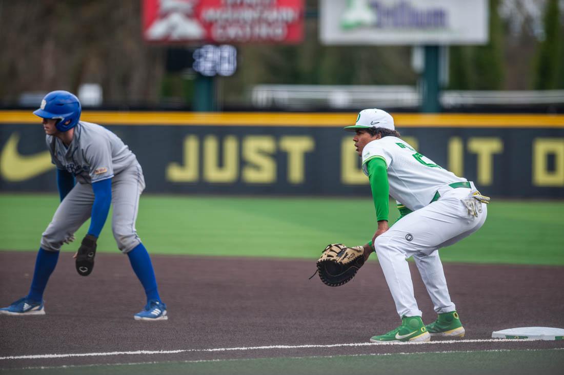 Ducks first baseman Jacob Walsh (25) prepares to catch the ball and get his opponent out. Oregon Baseball takes on UC Santa Barbara Gauchos at PK Field in Eugene, Ore. on Mar. 4, 2022. (Mary Grosswendt/Emerald)