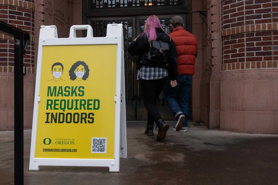 Signs across campus remind students that masks must be worn at all times in campus buildings. Rising COVID-19 cases have led Professors and GEs to raise concerns about classroom safety. (Molly McPherson/Emerald)