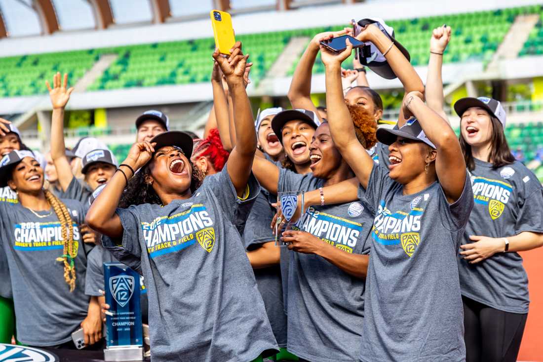 Members of the Oregon women&#8217;s team celebrate their winnings. The University of Oregon hosts the final day of the Pac-12 Track and Field Championships on May 15th, 2022 at Hayward Field. (Molly McPherson/Emerald)