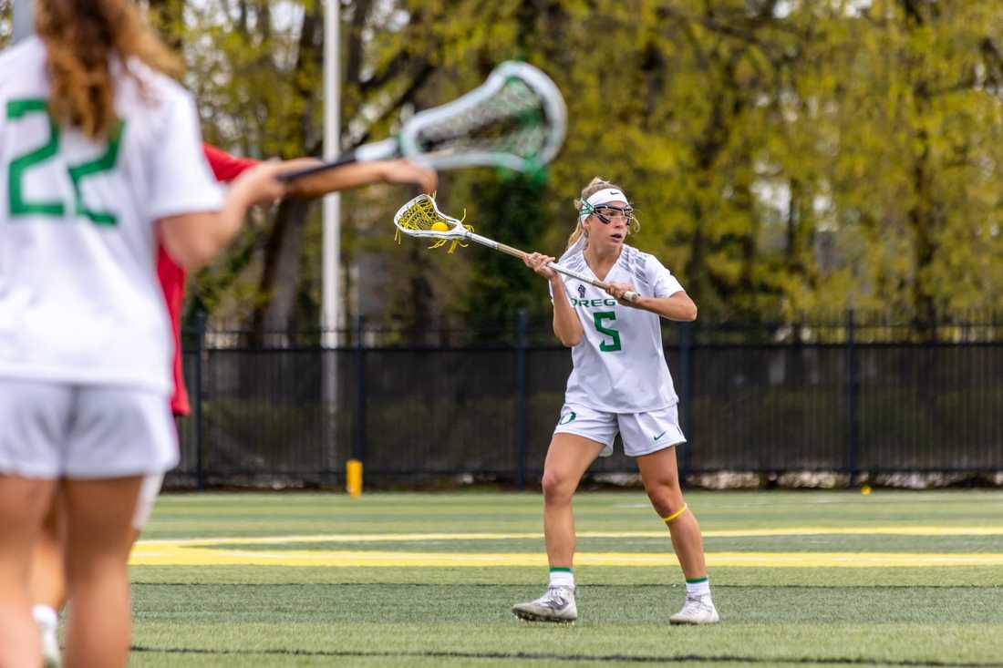 Oregon&#8217;s Morgan McCarthy (05) looks to pass to an open teammate. The Oregon Lacrosse team takes on USC on April 17th, 2022, at Pap&#233; Field. (Molly McPherson/Emerald)