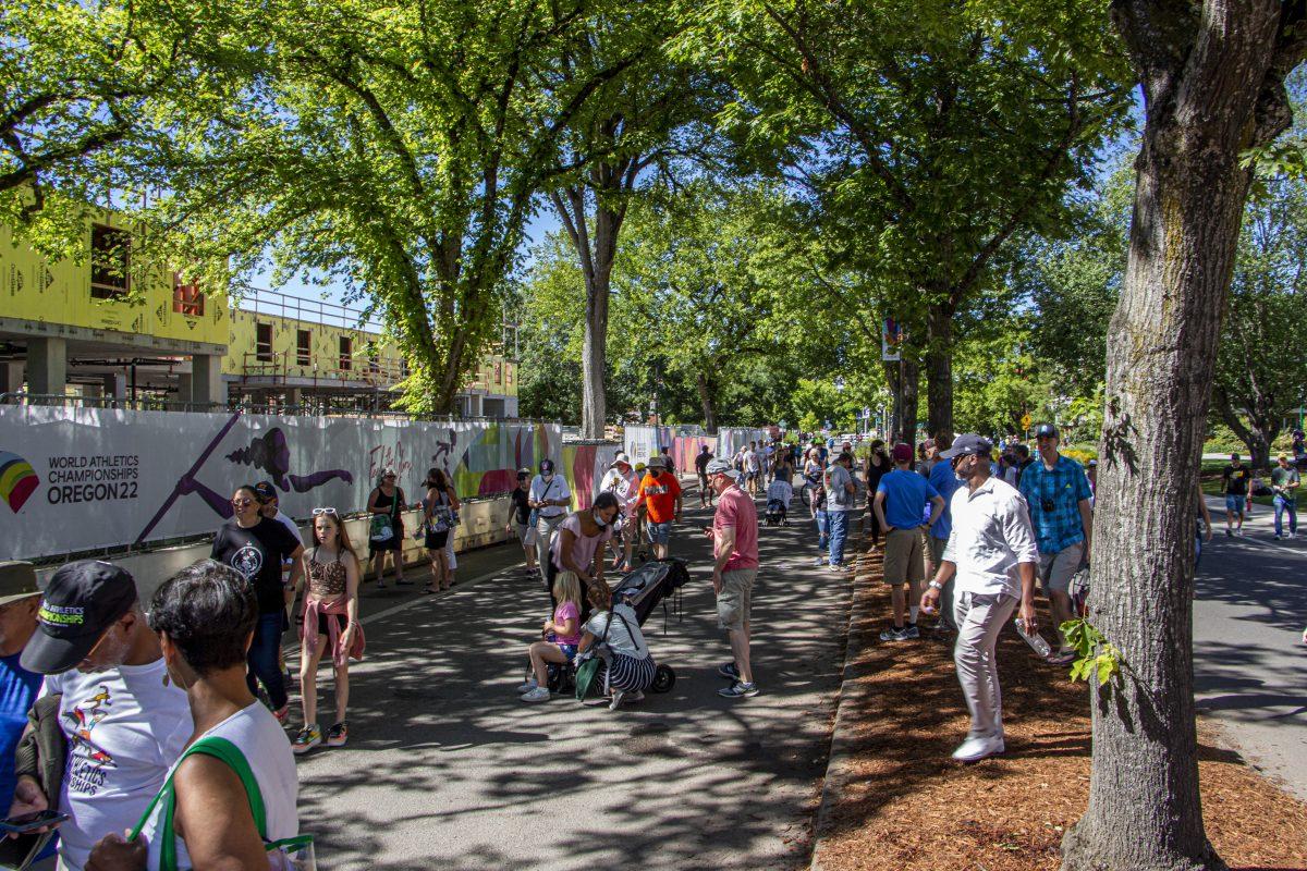 Hundreds of people walk down Agate Street as they head into Hayward Field. Crowds gather at the entrance of Hayward Field on the first day of the World Athletics Championships on July 15, 2022. (PaigeRodriguez/Emerald).