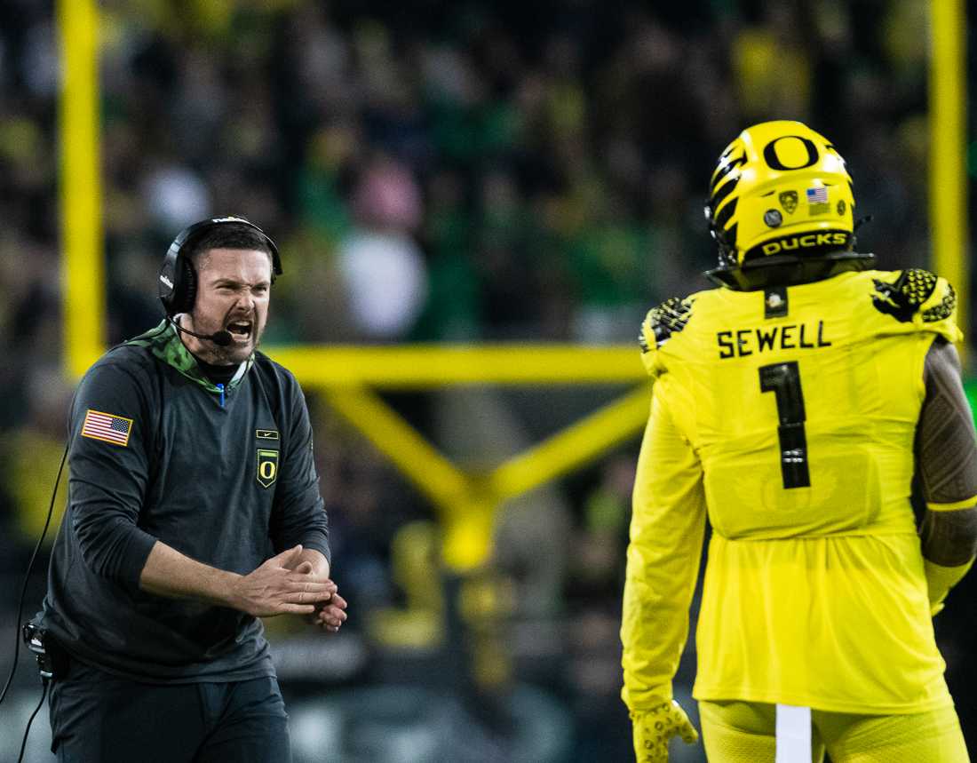 Ducks Head Coach Dan Lanning shouts at Oregon player Noah Sewell (1). The University of Oregon Ducks hosted the University of Washington Huskies at Autzen Stadium in Eugene, Ore., on November 12th, 2022 for game 10 of the 2022 season. (Ian Enger/Emerald)