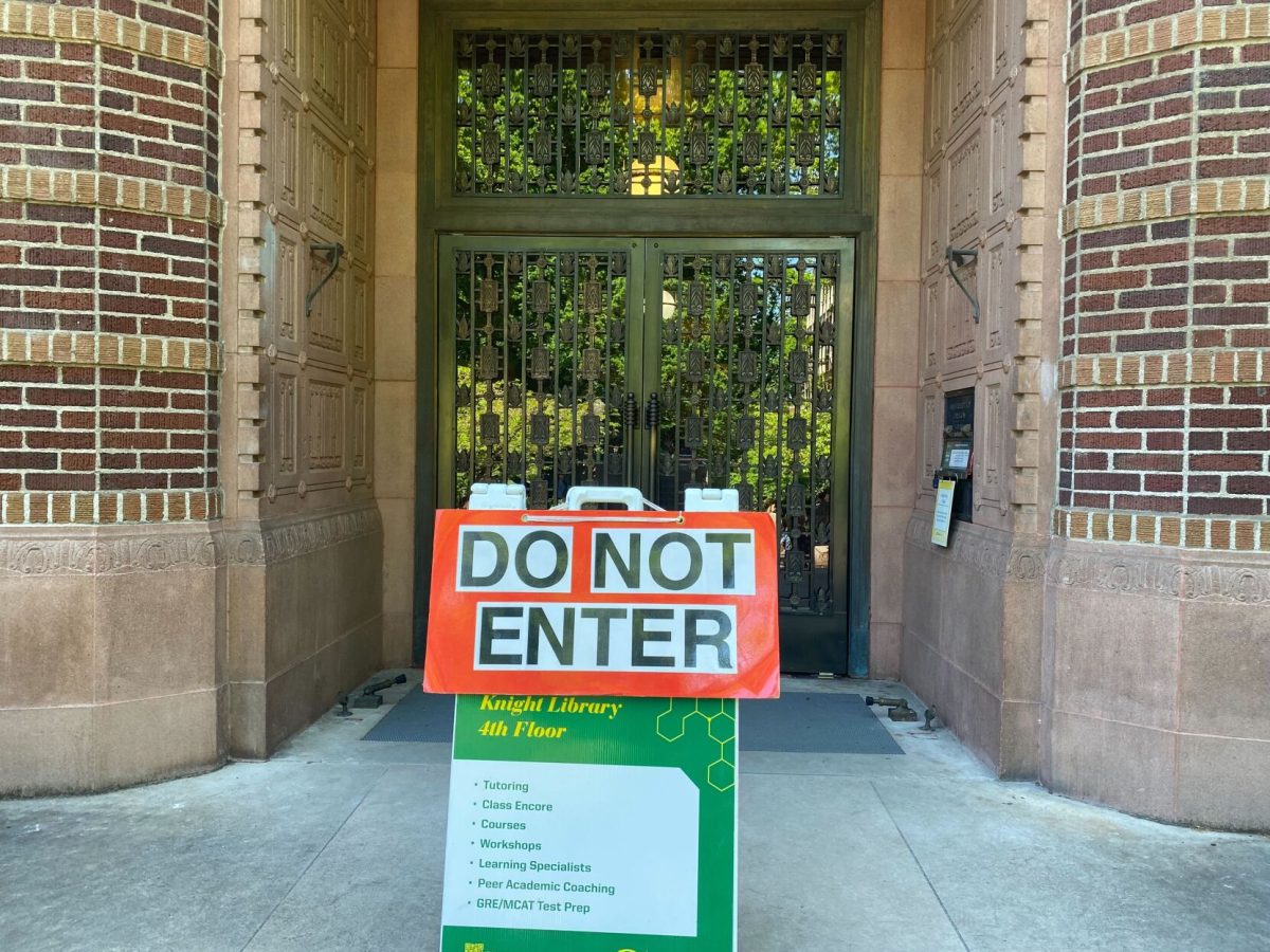 A sign warns people not to enter Knight Library after a fire alarm went off and people evacuated (Reilly Norgren).