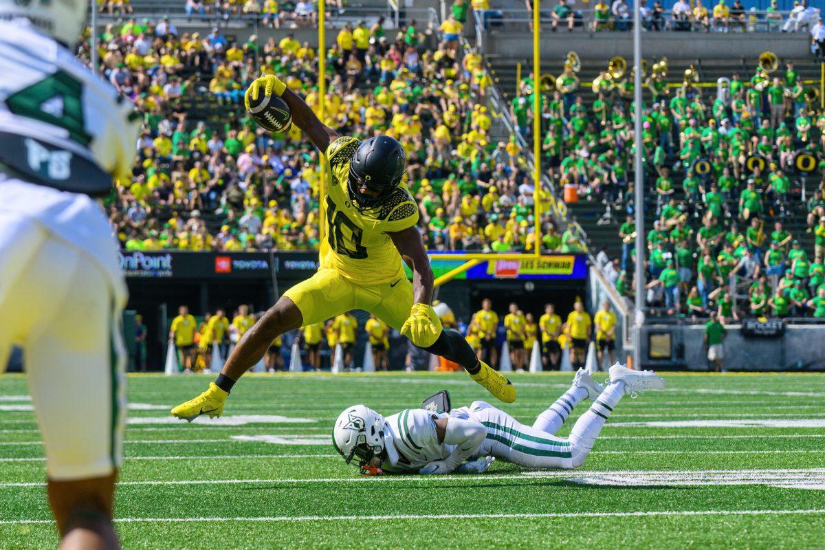 Kenyon Sadiq avoids the tackle. The University of Oregon Ducks Football team defeated the Portland State University Vikings in a home match at Autzen Stadium in Eugene, Oregon, on September 2, 2023. (Eric Becker/Emerald)