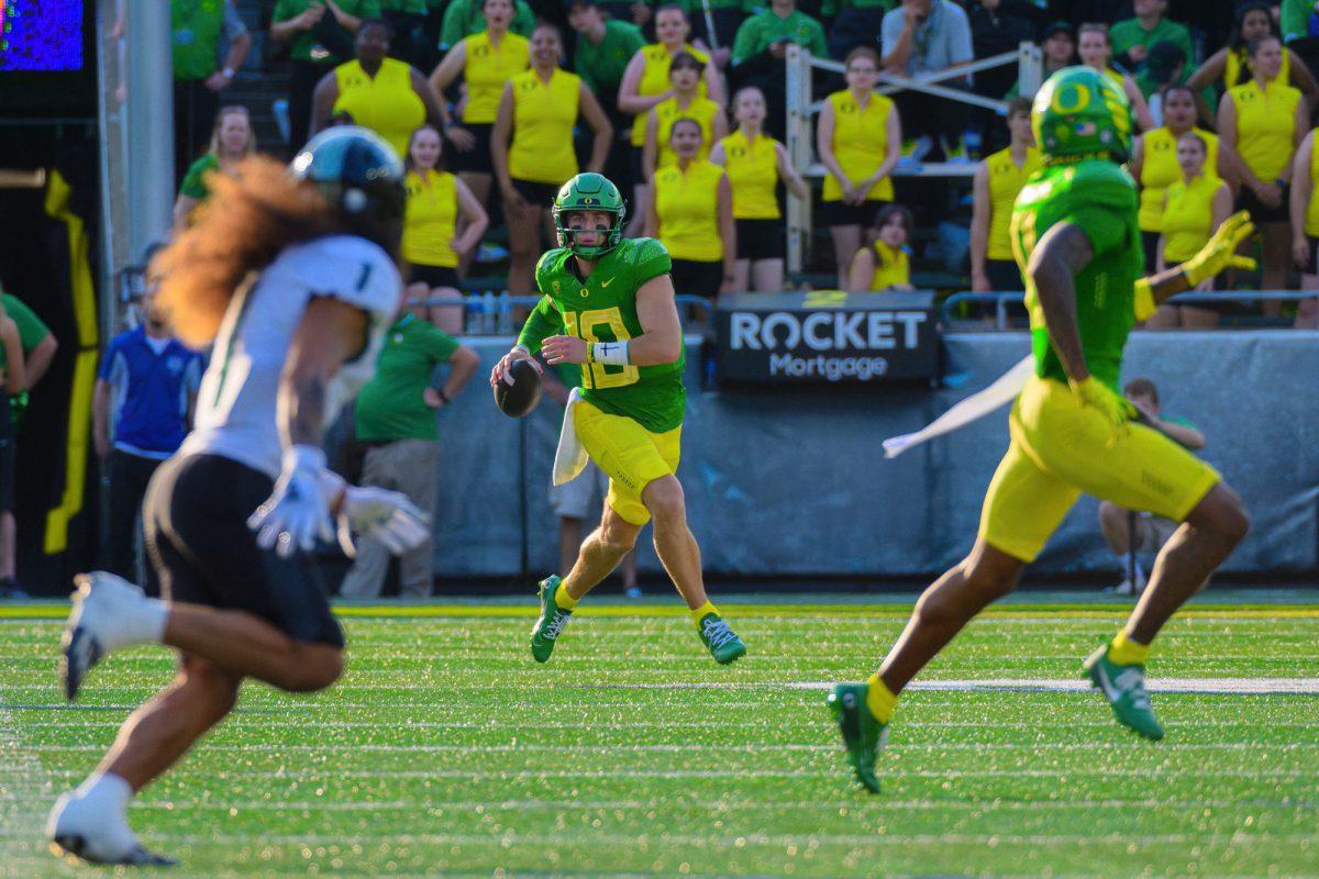 Bo Nix (10) looks downfield to throw on the run. The University of Oregon Ducks Football team defeated the University of Hawaii Rainbow Warriors in a home match at Autzen Stadium in Eugene, Oregon, on September 16, 2023. (Eric Becker/Emerald)