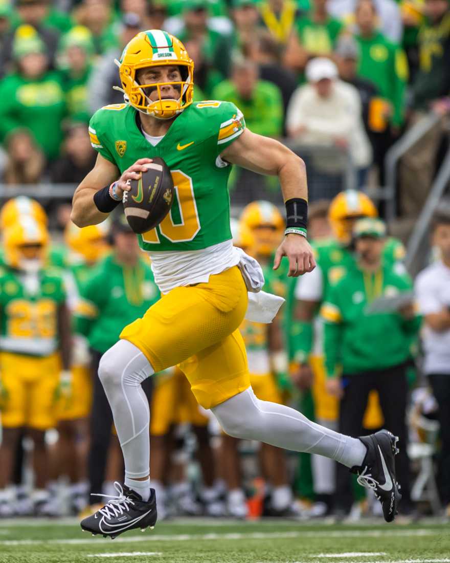 Quarterback Bo Nix (10) looks to throw the ball down the field. The Oregon Ducks football team takes on the Washington State Cougars on Oct. 21, 2023, in Eugene, Ore. (Molly McPherson/Emerald)