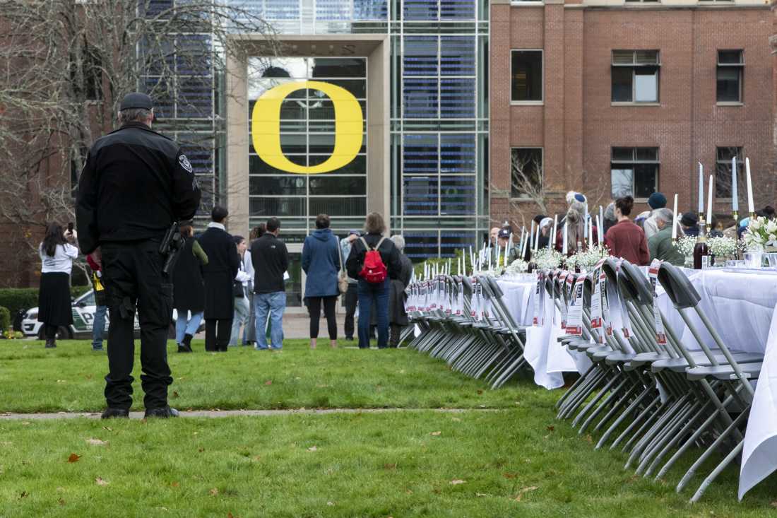 Members of the community at the "Sixth Shabbat without our loved ones" demonstration outside of the UO Lillis Business Complex on Nov. 17. (Alex Hernandez/Emerald)