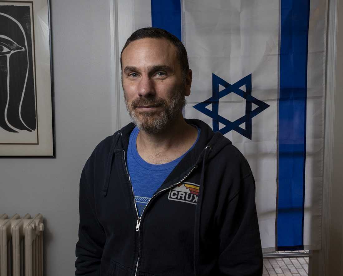 Oregon Hillel Executive Director Andy Gitelson poses for a portrait on Nov. 28. (Alex Hernandez/Emerald)