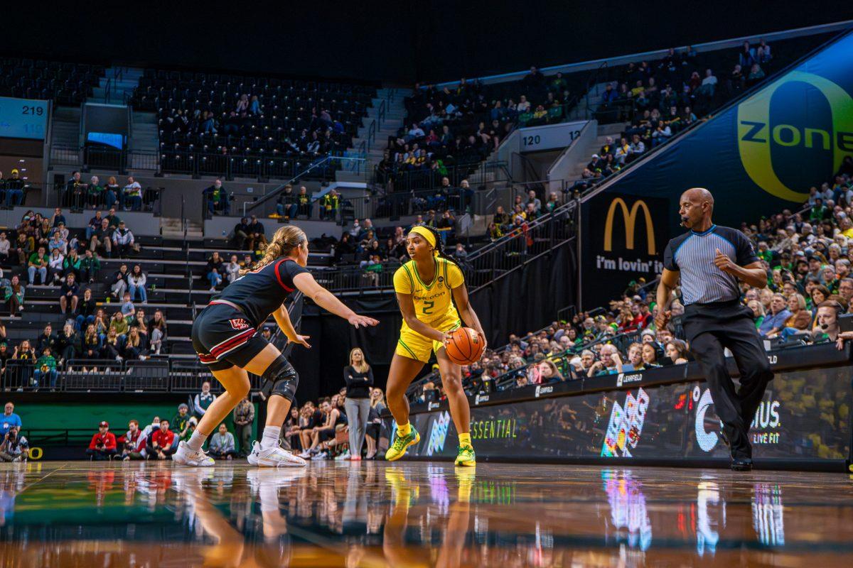 Chance Gray (2) surveying the defense. The University of Oregon Ducks Women&#8217;s Basketball Team played the University of Utah Utes in a home match at Matthew Knight Arena in Eugene, Ore., on Jan. 26, 2024. (Spencer So/Emerald)