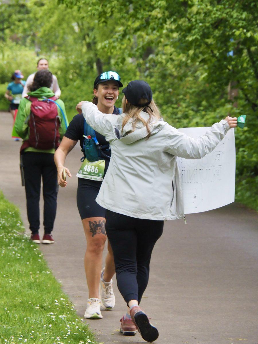 McComb hugs her mom at mile 17 of the Eugene Marathon.