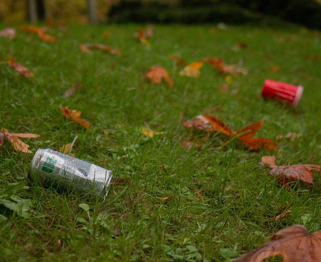 Empty drink containers left outside fraternity houses on Nov. 11 (Romie Avivi Stuhl/Emerald)