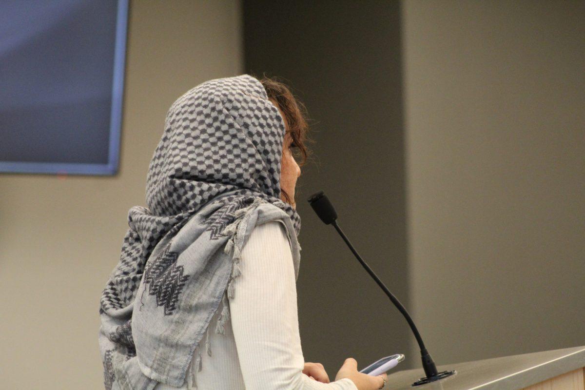 Eugene resident speaks in support of Palestine at Eugene City Council meeting. (Mathias Lehman-Winters/Emerald)