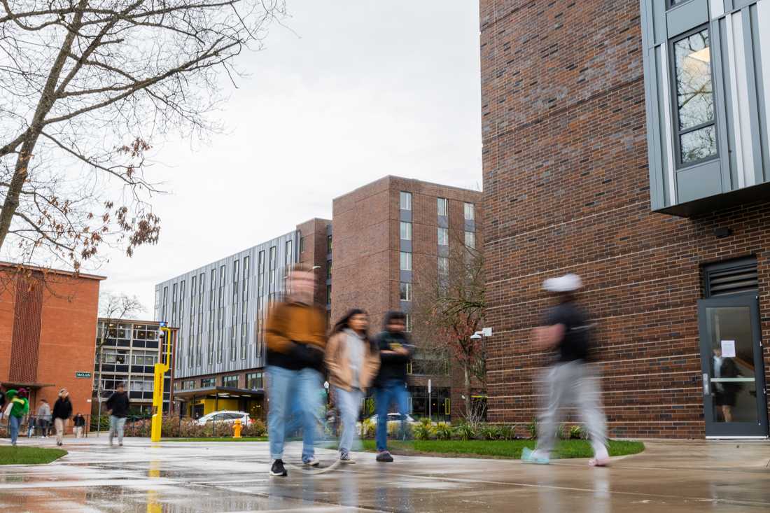 Individuals walk across campus on a dreary afternoon. (Molly McPherson/Emerald)