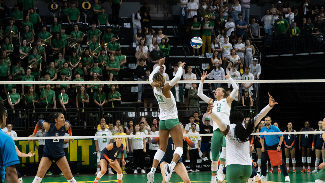 Oregon Volleyball playing Illinois volleyball, with Oregon crushing Illinois, winning the match 3-0. (Saj Sundaram/Emerald)