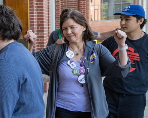 Presence O'Neal, GTFF President, Jennifer Smith, SEIU Local 503, and others walking inside Johnson Hall to deliver President Scholz the letter of condemnation. (Saj Sundaram/Emerald)