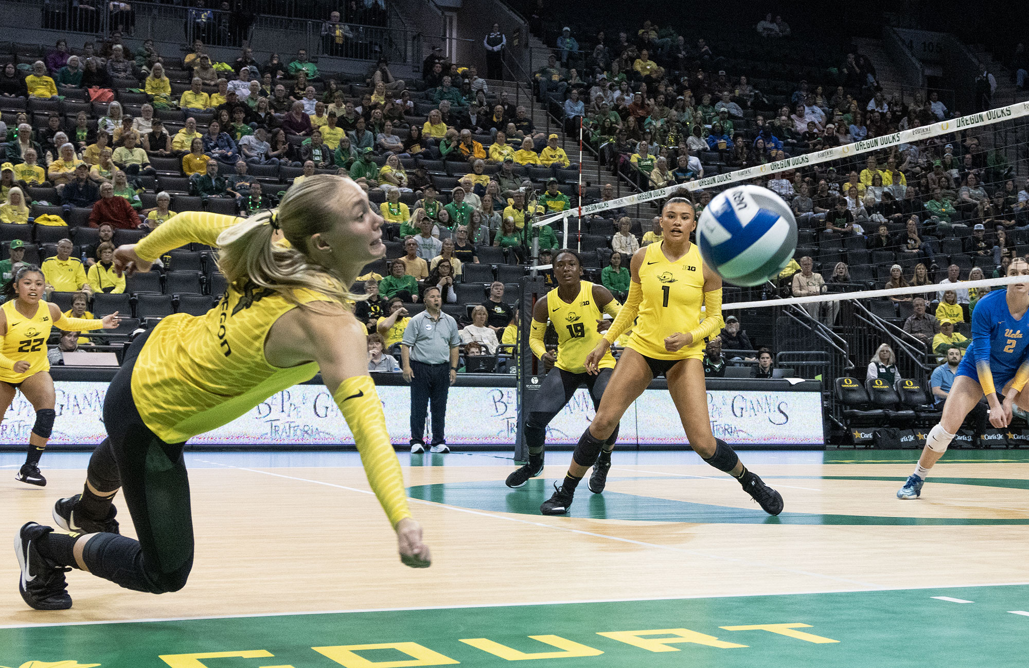 Oregon defensive specialist Daley McClellan (4) shoots towards an attack. The University of Oregon Ducks earned a commanding win over the University of California Los Angeles Bruins Saturday Nov. 2. Now 17-4 in the season, the Ducks next play the University of Nebraska Huskers Nov. 7. (Miles Cull/Emerald)