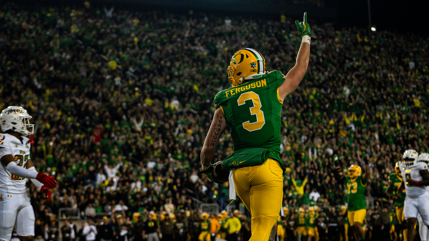 Terrance Ferguson, a tight end for the Ducks, makes an incredible catch and scores a touchdown for the Ducks. The Oregon Ducks played against the Maryland Terrapins at Autzen Stadium in Eugene, Ore. on Nov. 9. (Saj Sundaram/Emerald)