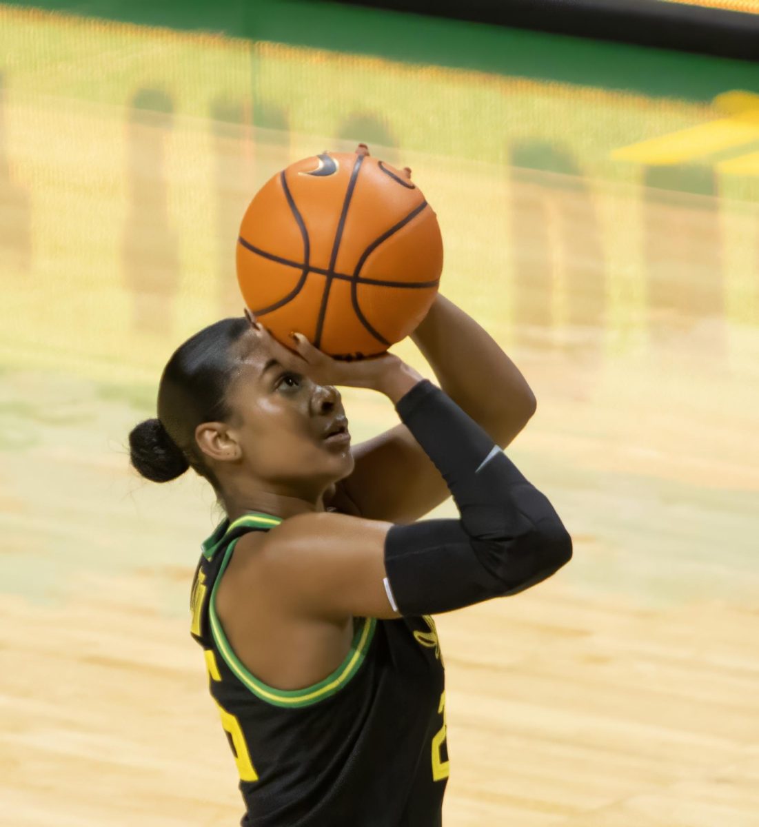 The University of Oregon Ducks played the Baylor Bears Sunday night. Oregon guard Deja Kelly (25) prepares her shot at the free throw line. Oregon defeated Baylor 76-74. 