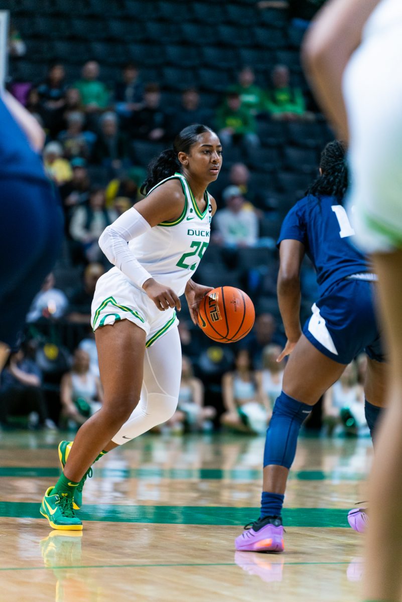 Deja Kelly (25) works through coverage. The University of Oregon Ducks Women's Basketball team defeated the University of Nevada Wolf Pack 76-58 in a home game at Matthew Knight Arena in Eugene, Ore., on Nov. 6, 2024.(Rowan Campbell/Emerald)