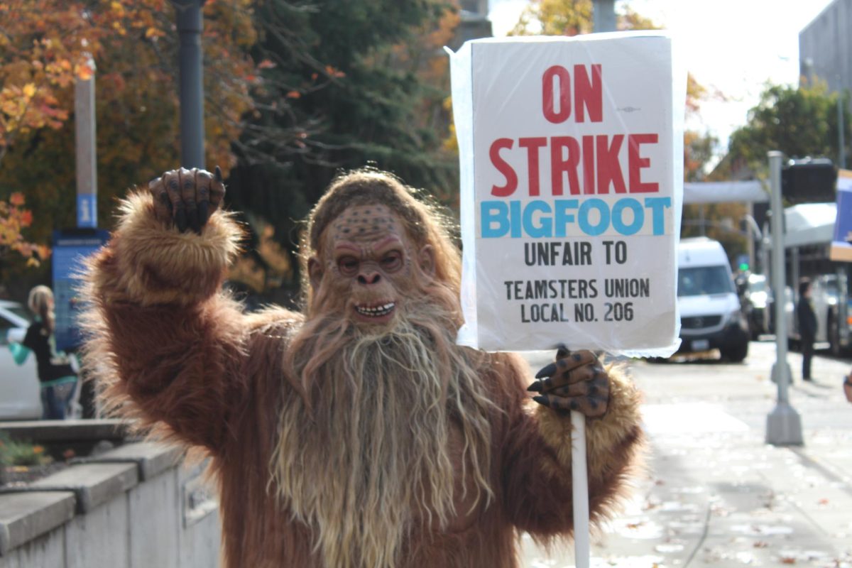 Striking union members gather for Veterans Day rally. (Mathias Lehman-Winters/Emerald)