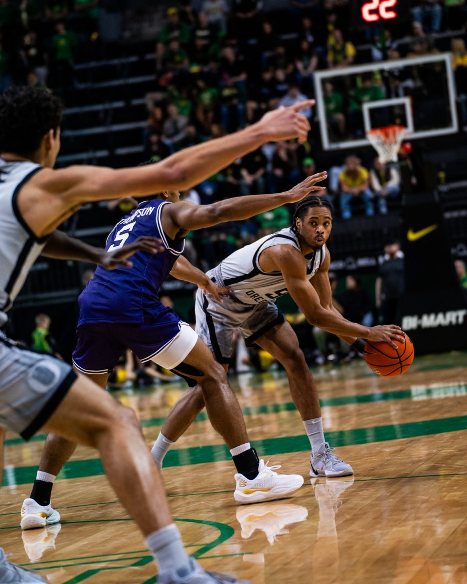 Keeshawn Barthelemy (9) looks to pass the ball. The University of Oregon Ducks Mens Basketball team defeat the SFA Lumberjacks (79-61) in a home match at Matthew Knight Arena in Eugene, Ore., on Dec. 15, 2024. (Rowan Campbell/Emerald).