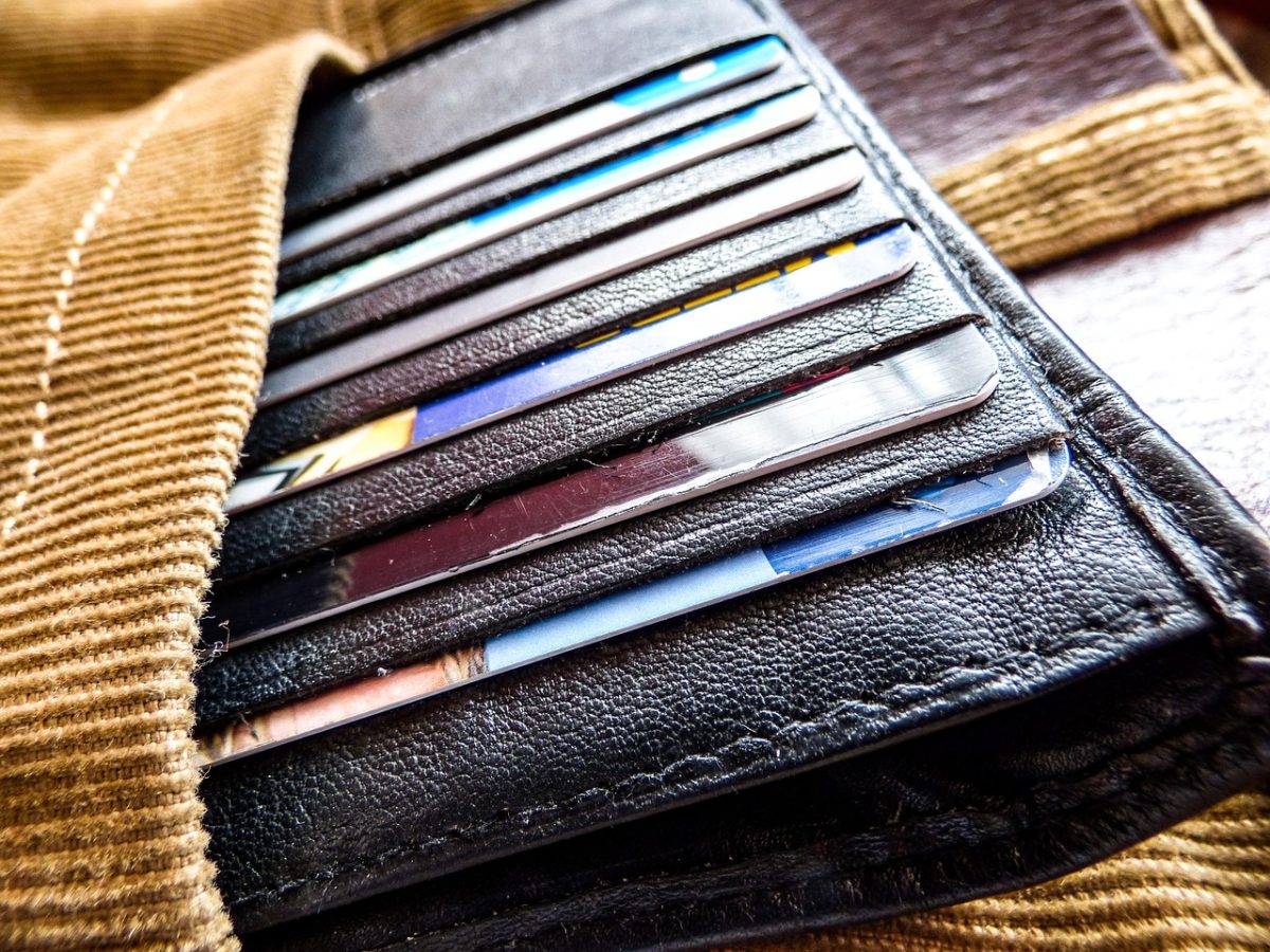 https://pixabay.com/photos/pants-wallet-credit-card-masculine-1826127/