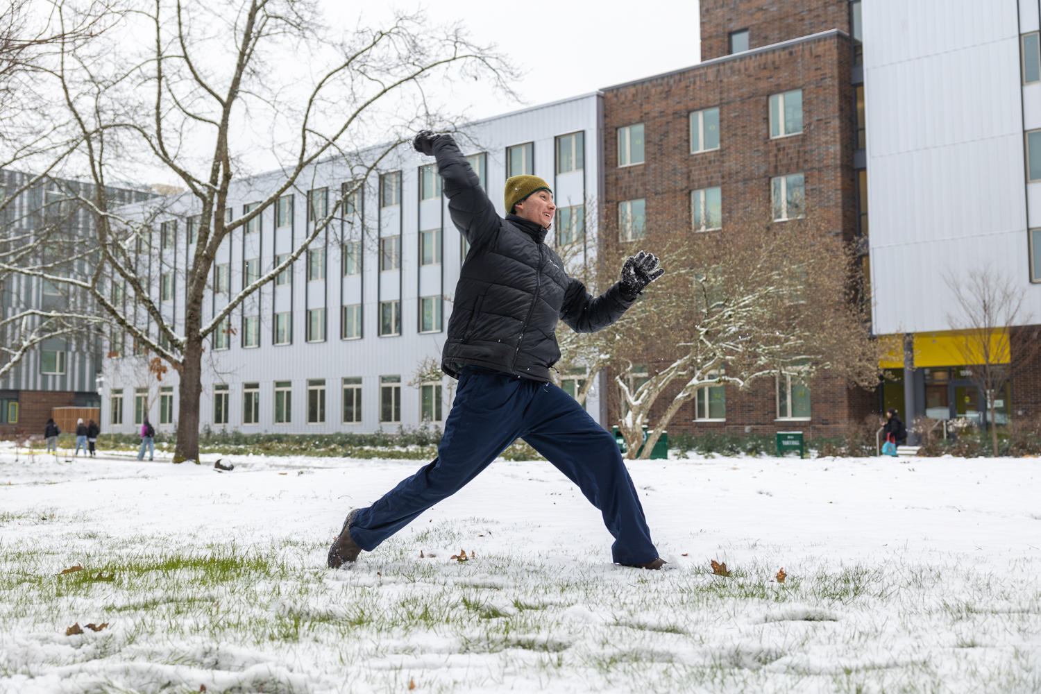 David Neal throws a snowball outside Carson Hall. An overnight snowfall coats Eugene and the University of Oregon in a blanket of white on Feb. 13, 2025. (Molly McPherson/Emerald)