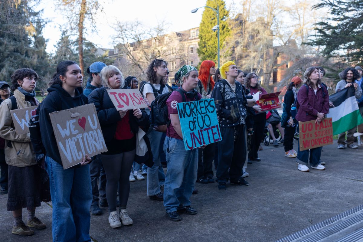 Members of the University of Oregon Student Workers Union and supporters gather to protest the recent contract offer from the University of Oregon. Some of the UO Student Workers’ grievances include a lack of nondiscrimination protections and an offer that included resident assistants having to pay part of their room costs. (Miles Cull/Emerald)