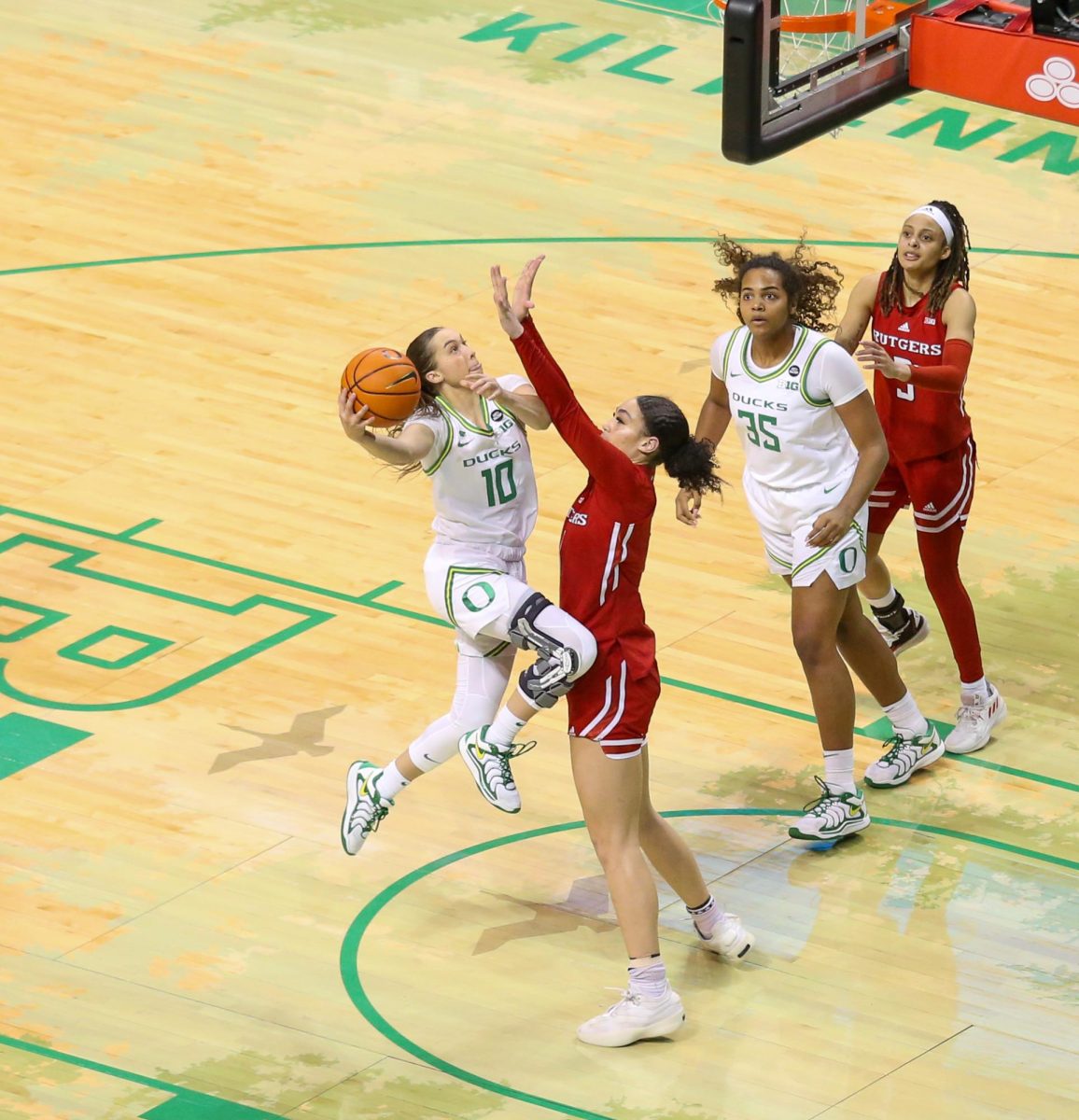 Peyton Scott (10) goes up for a lay-in. Oregon Women’s Basketball takes on Rutgers in Eugene, Ore. on Feb. 23, 2025.