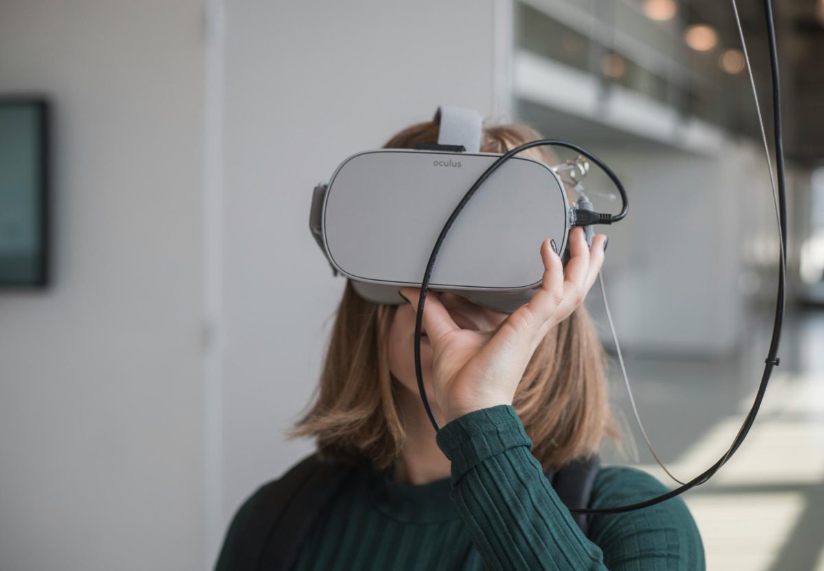 https://unsplash.com/photos/woman-in-black-sweater-holding-white-and-black-vr-goggles-8vn4KvfU640