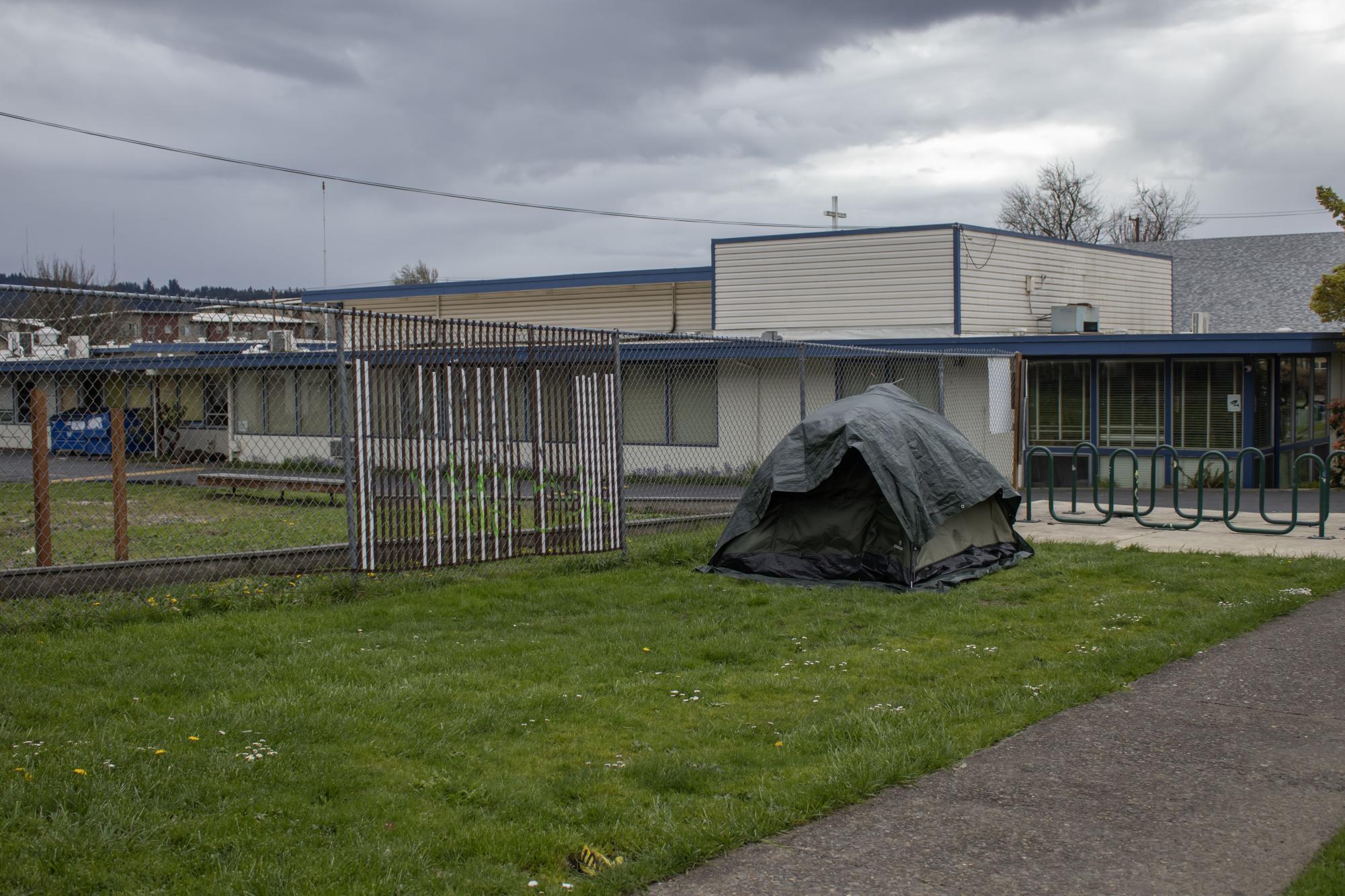 Unhoused tent set up outside of Grace Evangelical Lutheran Church on Hilyard Street in Eugene, Ore. (Alyssa Garcia/Emerald)    