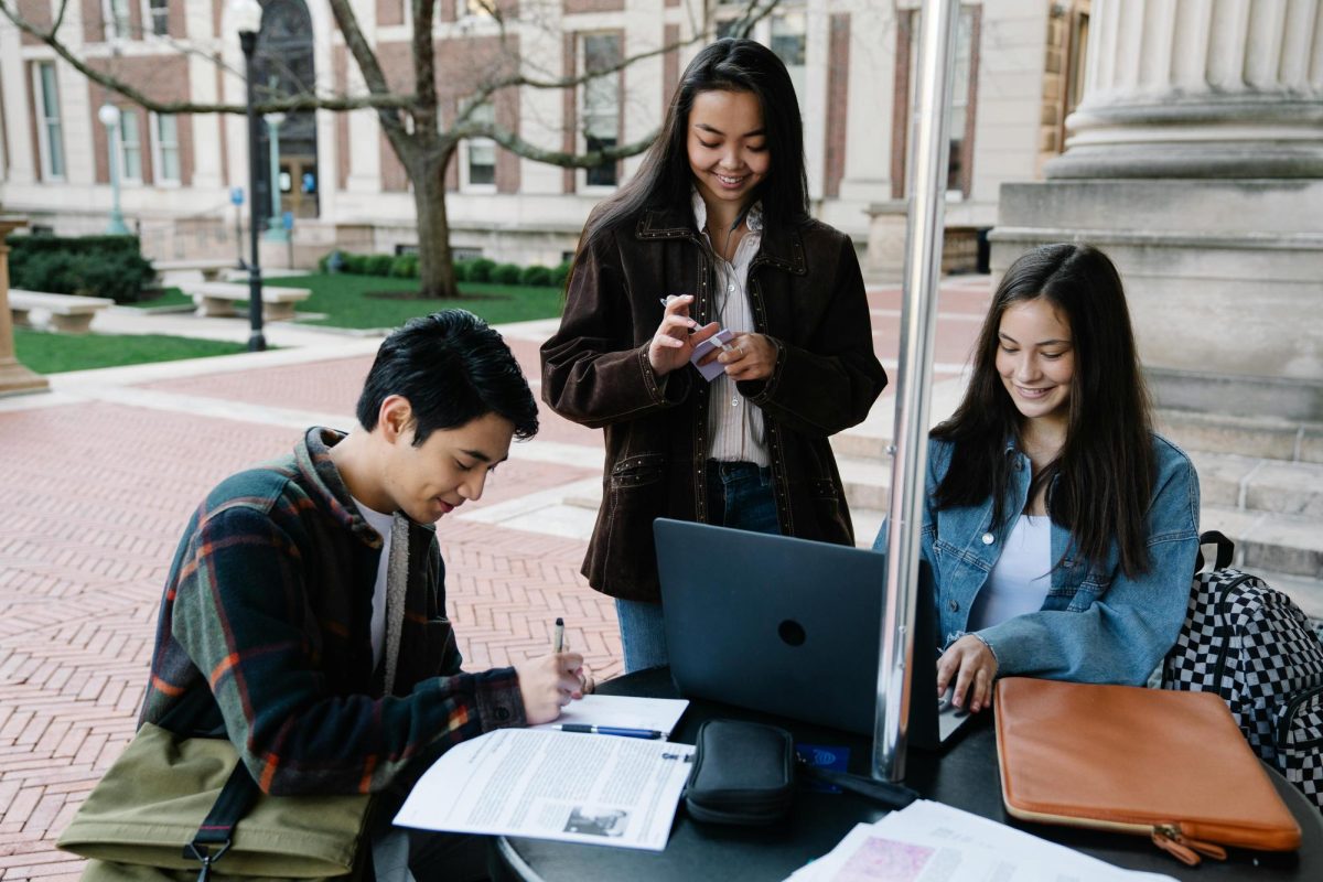 https://www.pexels.com/photo/a-group-of-students-studying-7972315/