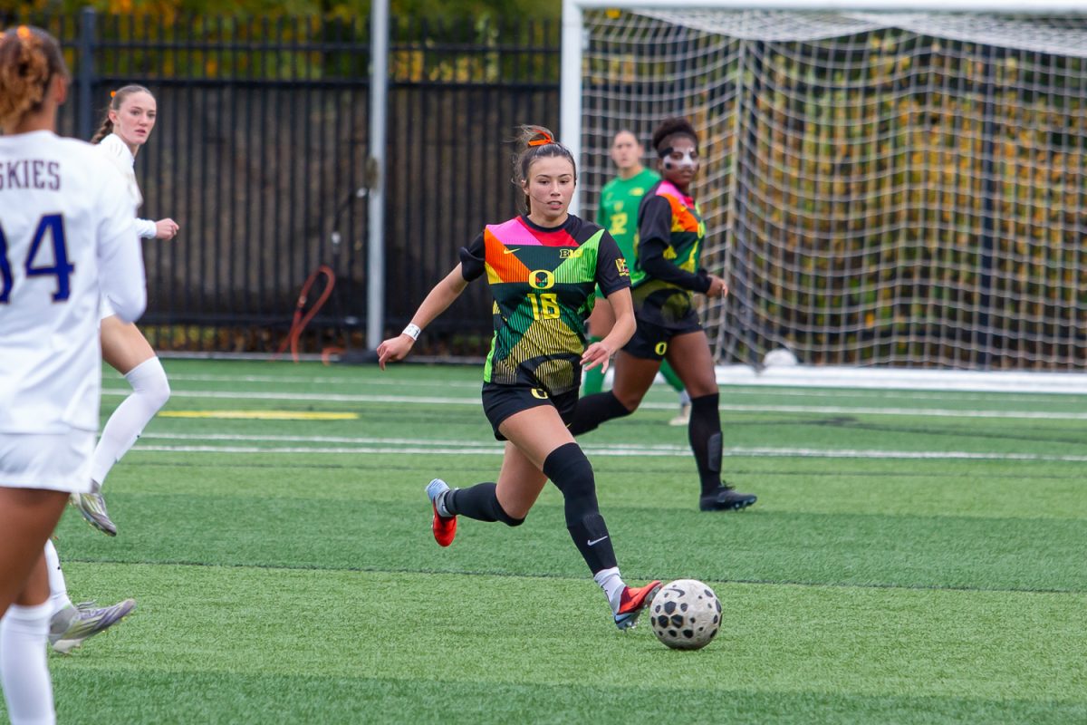 Oregon forward Lauren Kenny (18) moves the ball up the field. Oregon women’s soccer played the University of Washington Huskies at Papé Field in Eugene, Ore. on Oct. 26, 2025. (Corey Hoffman/Emerald)