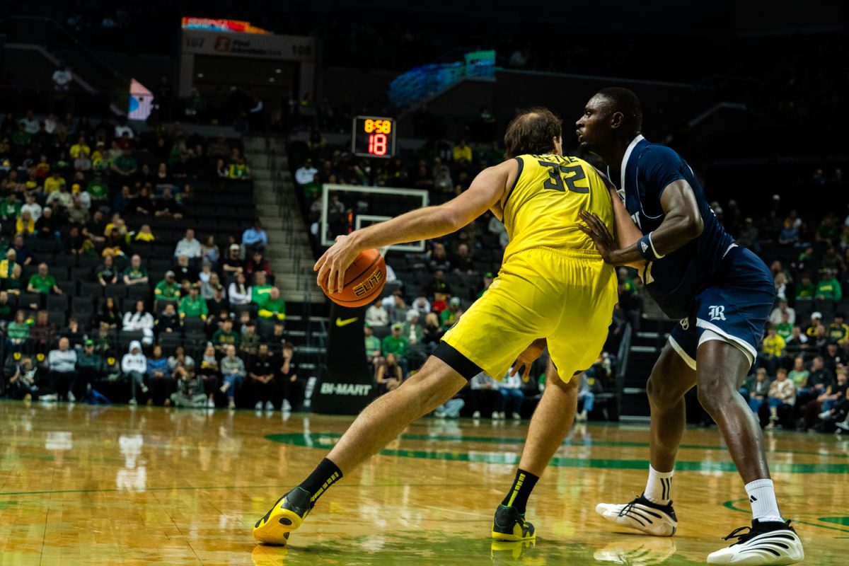 Duck center Nate Bittle (32) posts up against Owl Stephen Giwa (32). On Nov. 7, 2025, the Oregon Ducks Men’s Basketball team played a tight game against Rice University at Matthew Knight Arena in Eugene, Ore. (Katie Poluyansky/Emerald)