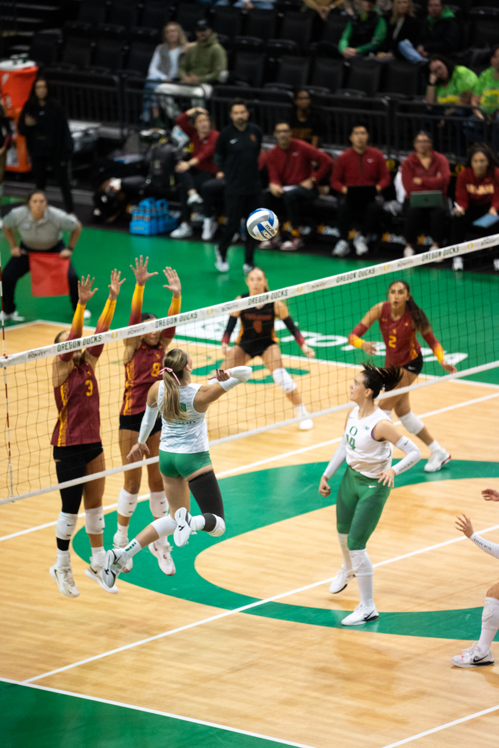 Duck outside hitter Sophia Meyers (13) gets ready to swing. The Oregon Ducks faced the USC Trojans on Nov. 19, 2025, in an intense match at Matthew Knight Arena in Eugene, Ore. (Katie Poluyansky/Emerald)