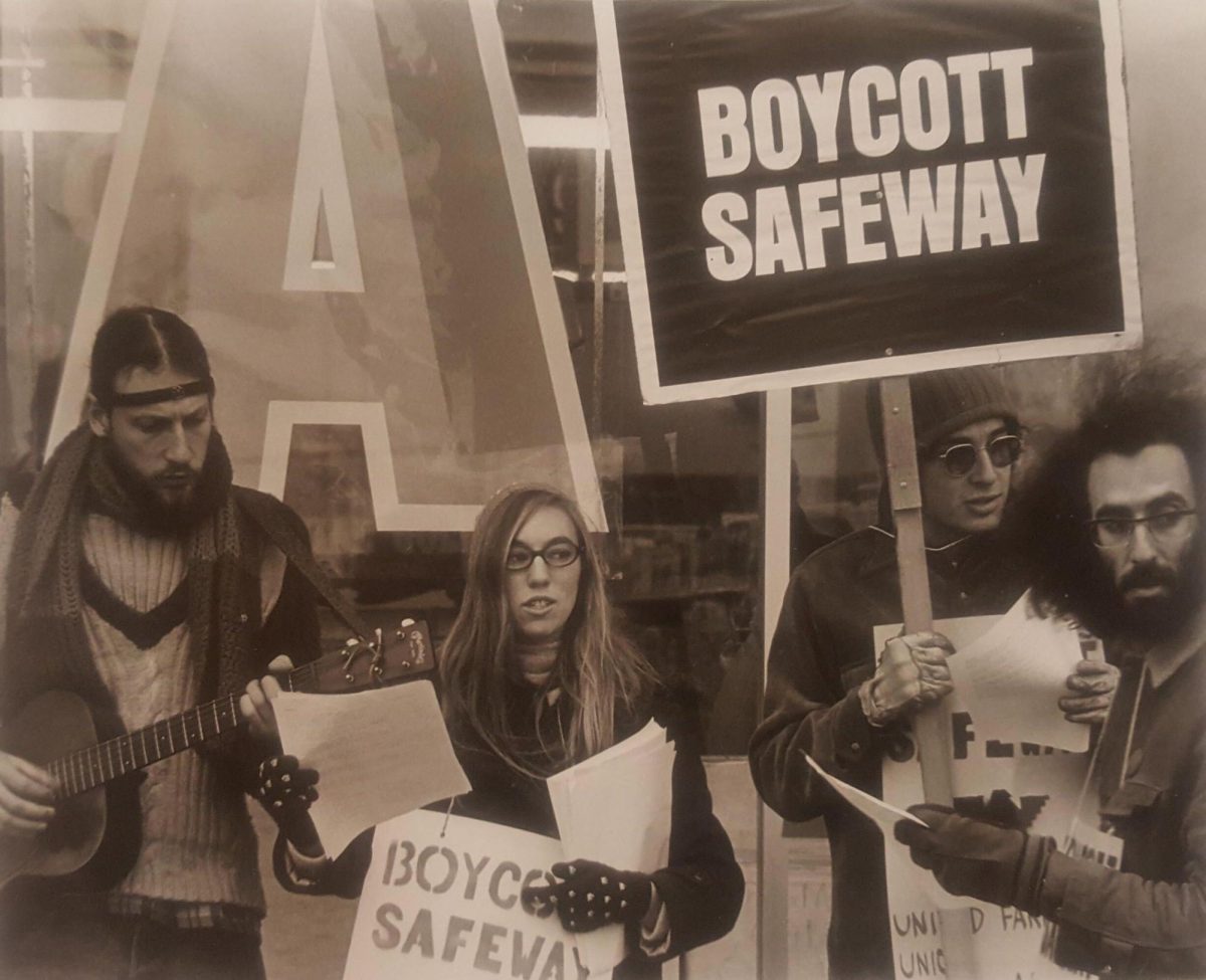 Nancy Bray boycotts Safeway for selling non-union products at the grand opening in Corvallis, 1973. (Courtesy of Nancy Bray)