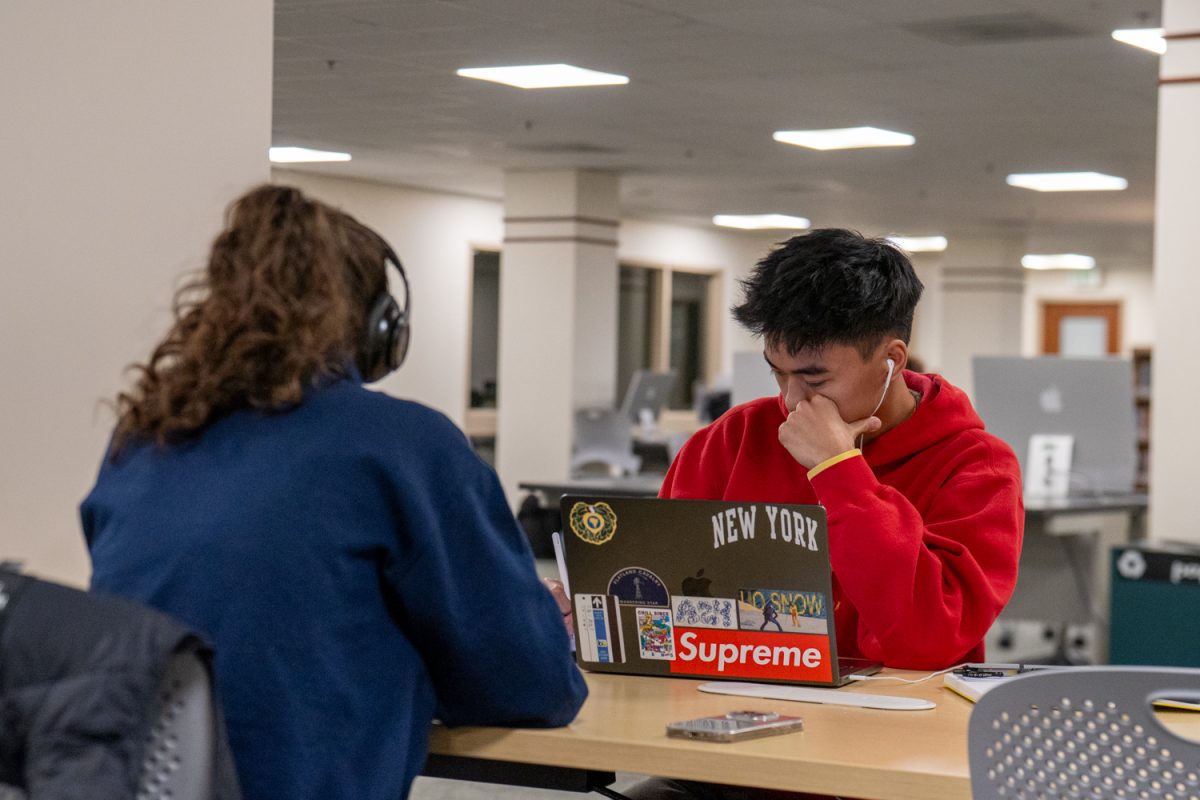 Student studying. From December 8th to the 11th, The Knight Library will keep its doors open 24/7 for finals week, at University of Oregon, Eugene Ore. (Antonio Rodarte Garcia/Emerald)