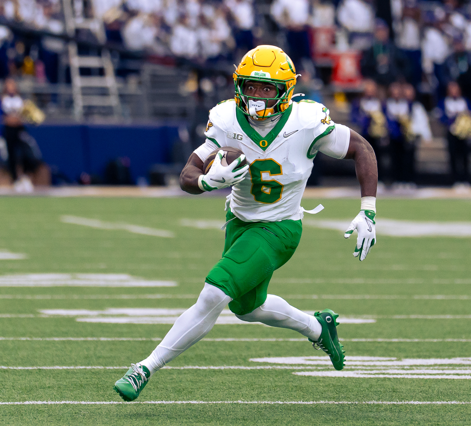 Oregon Ducks running back Noah Whittington (6) sprints towards the sideline, dodging the Huskies defense. The No. 4 University of Oregon Ducks defeated the University of Washington Huskies 26-14 at Husky Stadium in Seattle, Wash. on Nov. 29, 2025, securing a College Football Playoff first round game. (Saj Sundaram/Emerald)