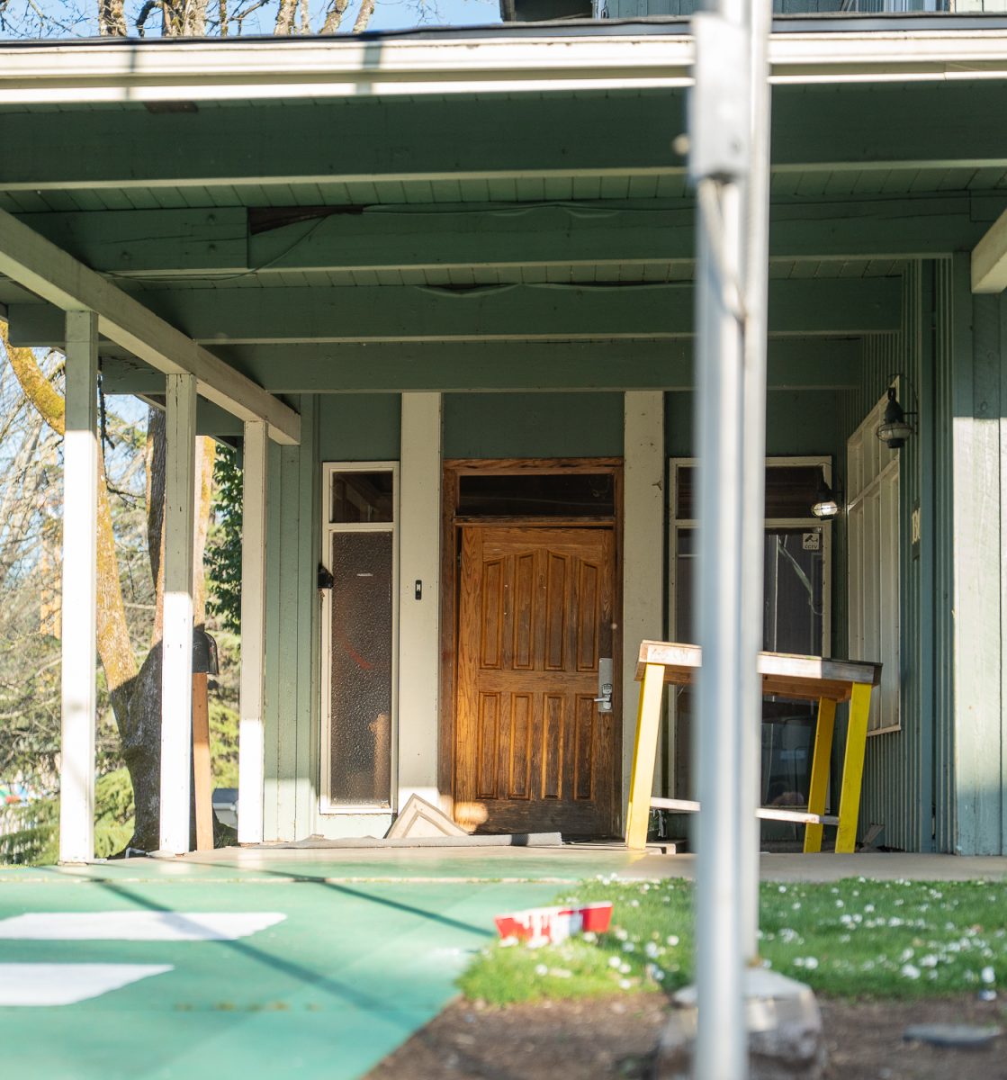 The front door of the former house of Delta Sigma Phi, is slightly tilted off the doorframe. The former house of University of Oregon’s Delta Sigma Phi, which has been disaffiliated through 2030, located on 1306 E 18th Ave., in Eugene, Ore., on Mar. 19, 2026. (Saj Sundaram/Emerald)