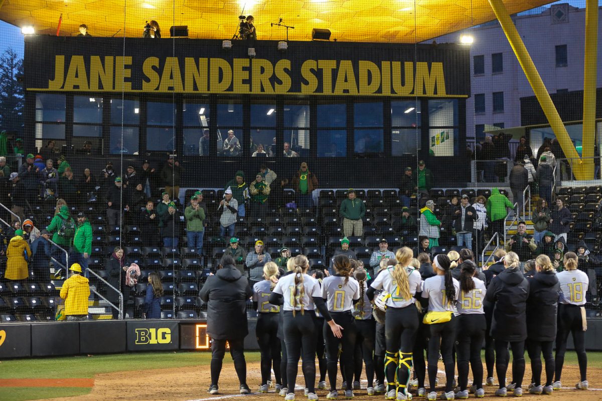 The Oregon Ducks softball team thanks the fans. Oregon softball faces off against the Oregon State Beavers at Jane Sanders Stadium in Eugene, Ore. on April 22, 2026. (Heidi Thalman/Emerald)